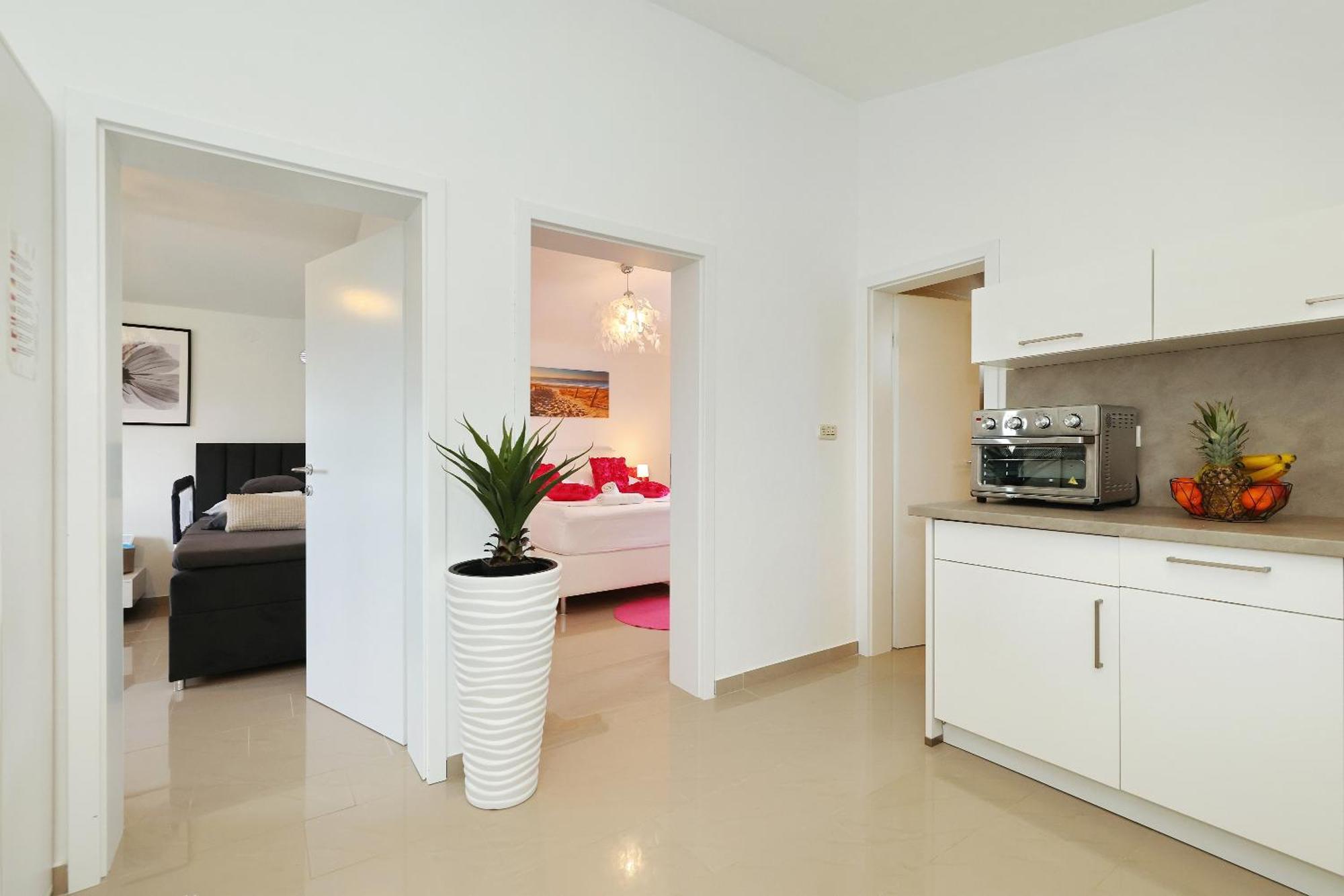 Apartments Rosini, 300M From The Beach With Shared Tavern And Bikes, Nin Eksteriør billede