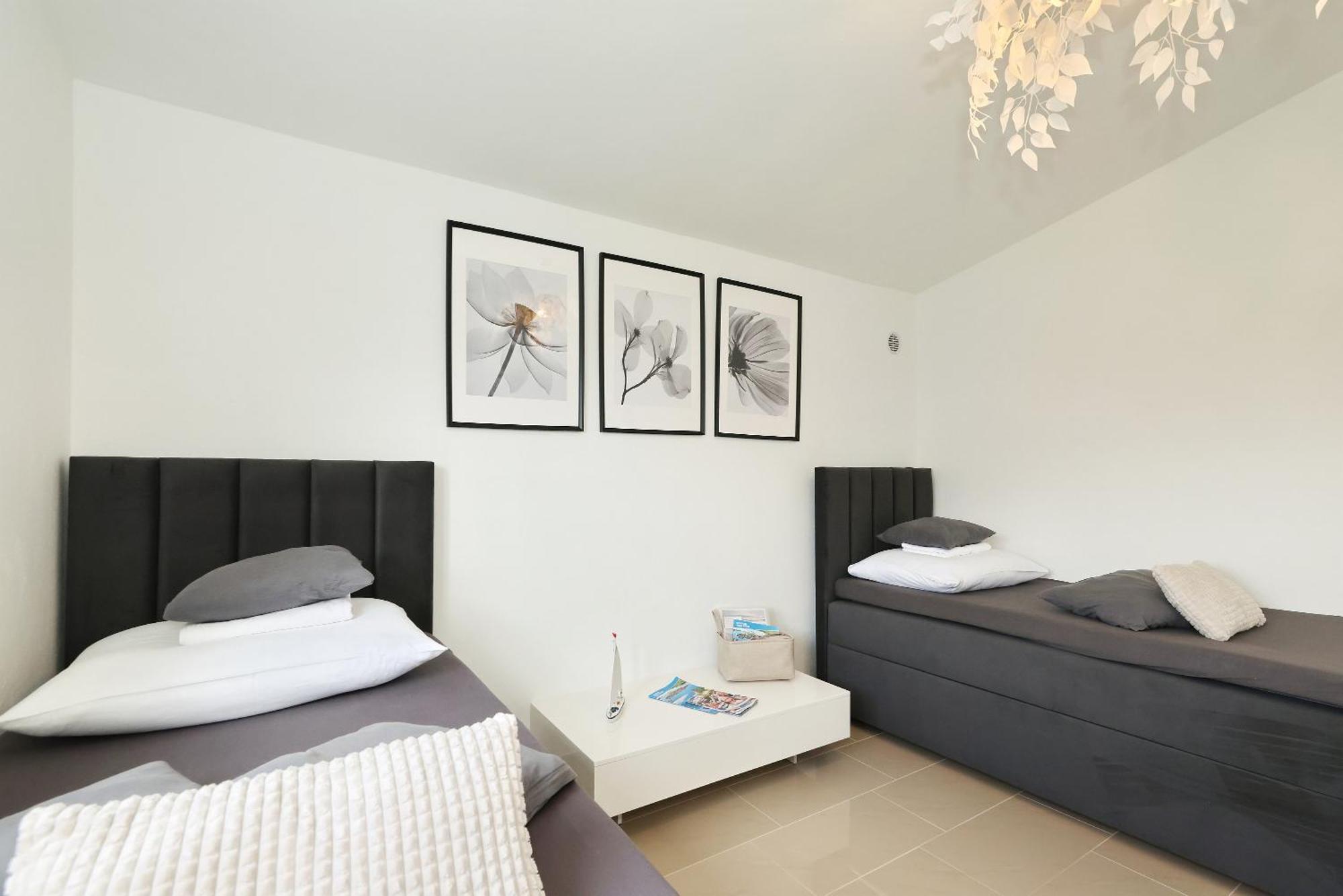 Apartments Rosini, 300M From The Beach With Shared Tavern And Bikes, Nin Eksteriør billede