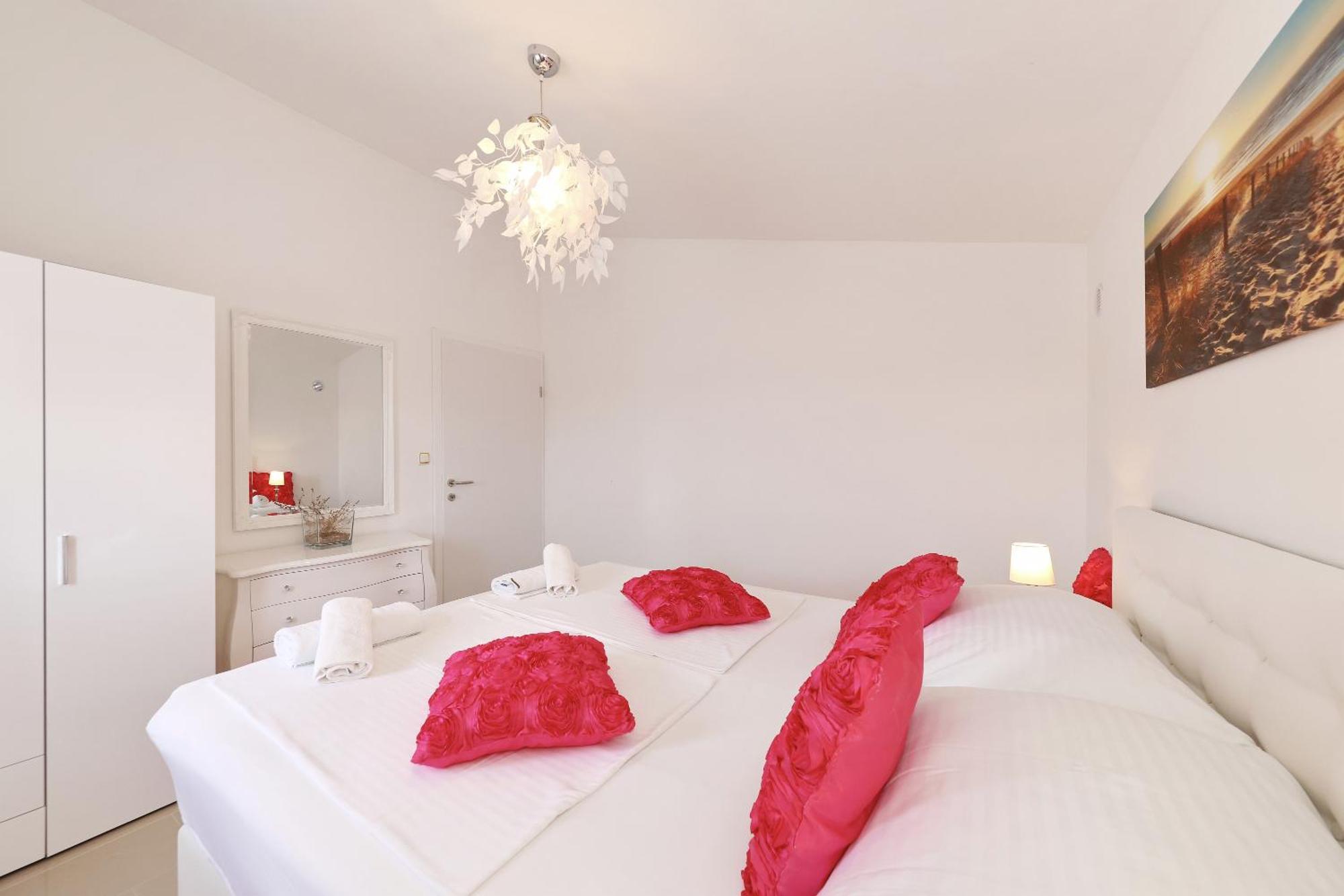 Apartments Rosini, 300M From The Beach With Shared Tavern And Bikes, Nin Eksteriør billede