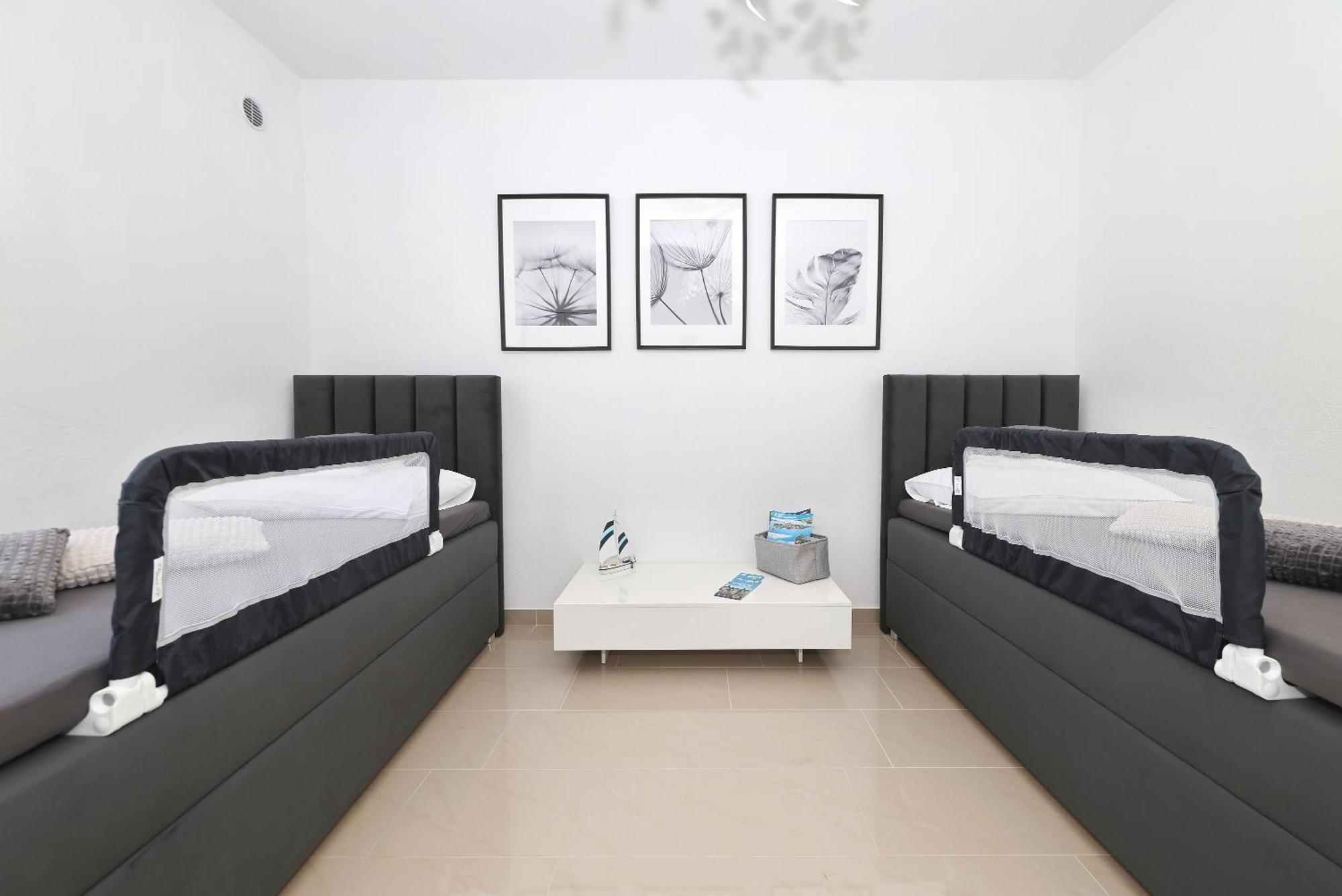 Apartments Rosini, 300M From The Beach With Shared Tavern And Bikes, Nin Eksteriør billede