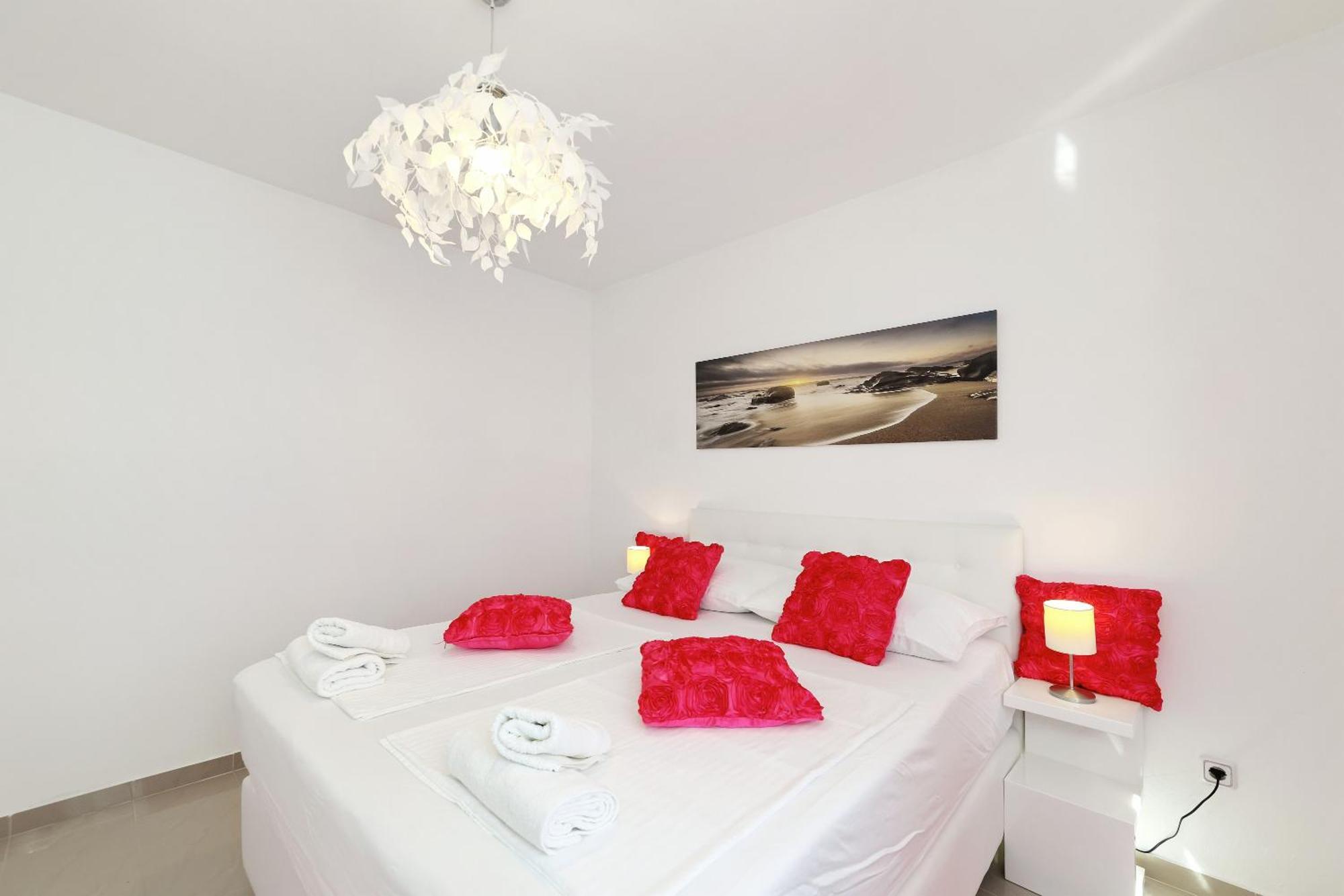 Apartments Rosini, 300M From The Beach With Shared Tavern And Bikes, Nin Eksteriør billede